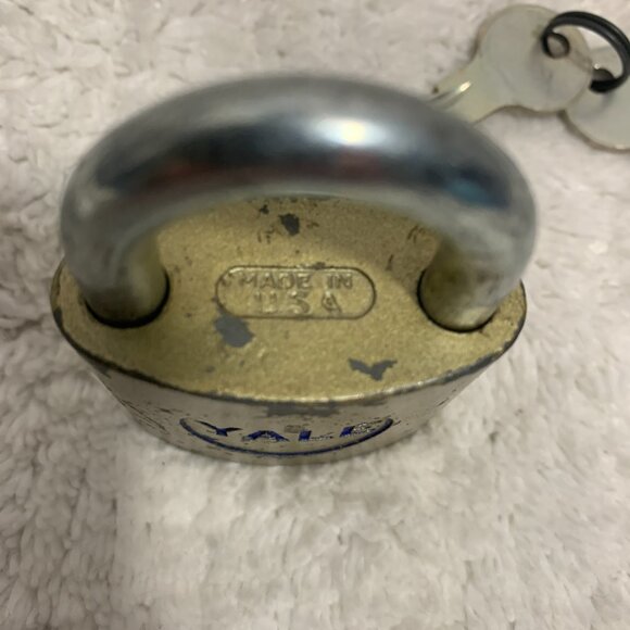 Vintage Yale Padlock Two Original Keys - Picture 4 of 6